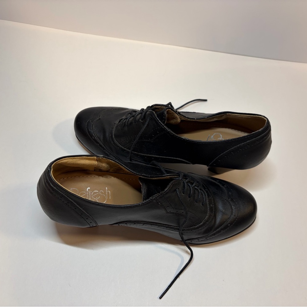 Refresh Women’s Classic Black Leather Oxfords, Size 8 - Picture 2 of 7
